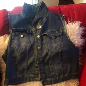 Denim cropped fit vest 2x frayed sleeves